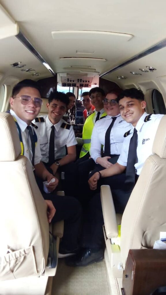 Alumnos pilotos dentro de un King air