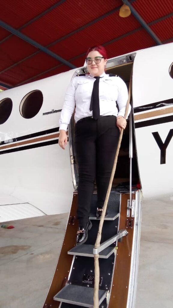 Alumna piloto en un king air
